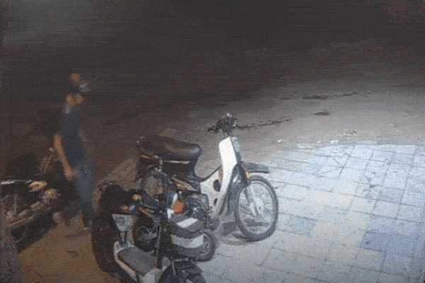 Clip: Nam thanh niên dừng xe chỉ để... trộm môtô mini