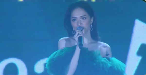 Hương Giang mổ ruột thừa chưa kịp lành, cố đứng hát trọn vì fan: Các bạn đứng, Giang cũng không ngồi!-1