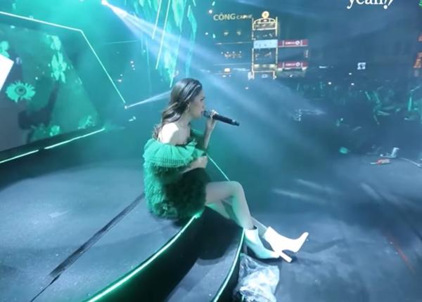 Hương Giang mổ ruột thừa chưa kịp lành, cố đứng hát trọn vì fan: Các bạn đứng, Giang cũng không ngồi!-5