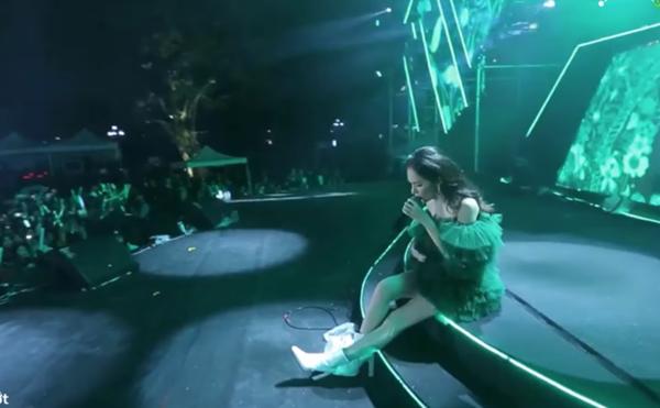 Hương Giang mổ ruột thừa chưa kịp lành, cố đứng hát trọn vì fan: Các bạn đứng, Giang cũng không ngồi!-6