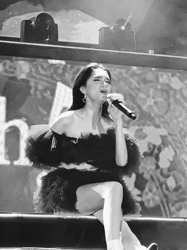 Hương Giang mổ ruột thừa chưa kịp lành, cố đứng hát trọn vì fan: Các bạn đứng, Giang cũng không ngồi!-8