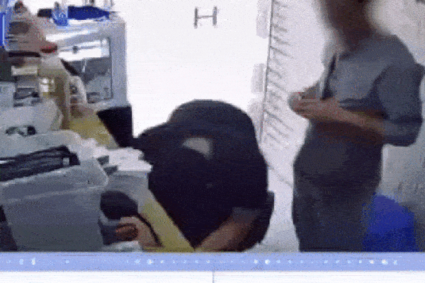 Clip: Kinh hãi nhìn ô tô mất lái lao sang đường, húc bay 2 người đi xe máy lên không trung rồi rơi xuống đất-4