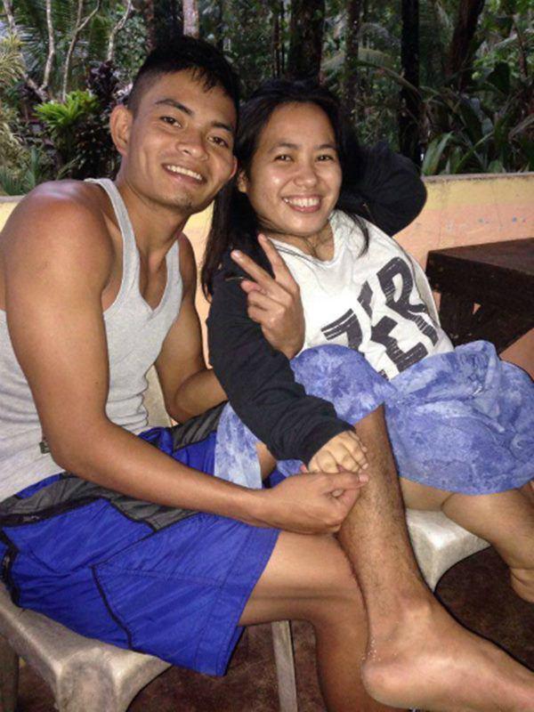 Mắc bệnh ngừng phát triển, cô dâu gây sốt khi tiến vào lễ đường với chú rể cao gấp đôi-4