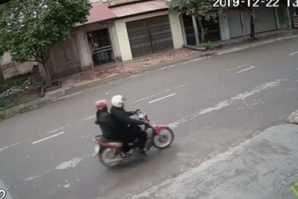 Clip: Kinh hãi nhìn ô tô mất lái lao sang đường, húc bay 2 người đi xe máy lên không trung rồi rơi xuống đất