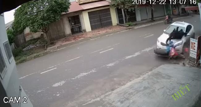 Clip: Kinh hãi nhìn ô tô mất lái lao sang đường, húc bay 2 người đi xe máy lên không trung rồi rơi xuống đất-2