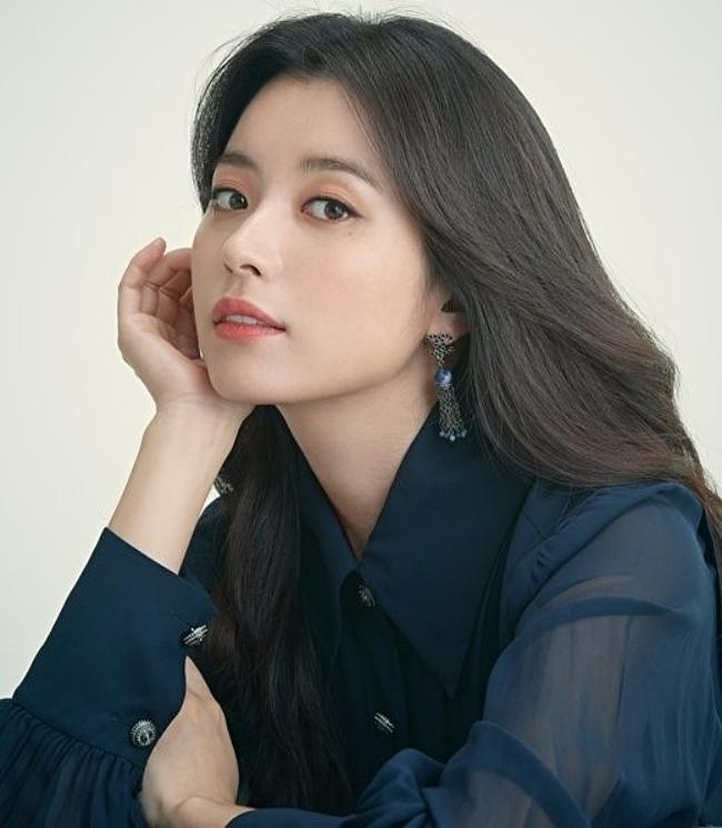 Han Hyo Joo được ca ngợi là ''mỹ nhân cười đẹp nhất Hàn Quốc''. Nữ diễn viên gia nhập làng giải trí năm 2005, nổi tiếng với loạt phim truyền hình như: 