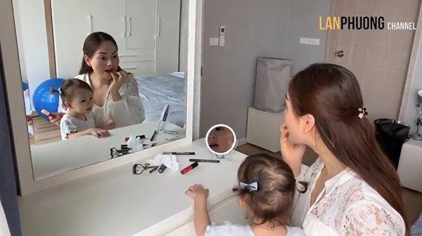 Phục sát đất sự khéo léo của Lan Phương, vừa chăm con vừa make up cực tài tình-10