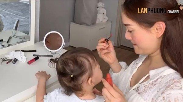 Phục sát đất sự khéo léo của Lan Phương, vừa chăm con vừa make up cực tài tình-9