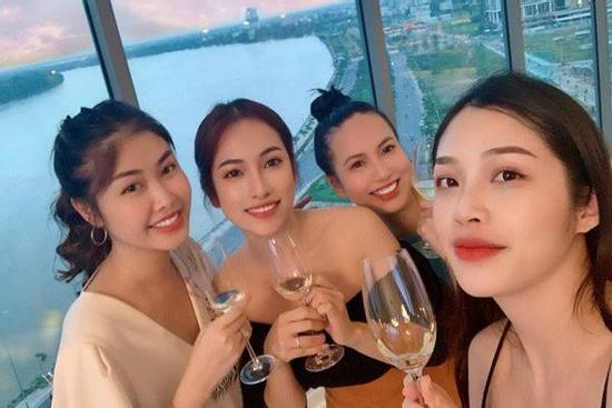 Lên chung khung hình, dàn bà xã sao Việt khoe nhan sắc long lanh chả ai kém ai phần nào