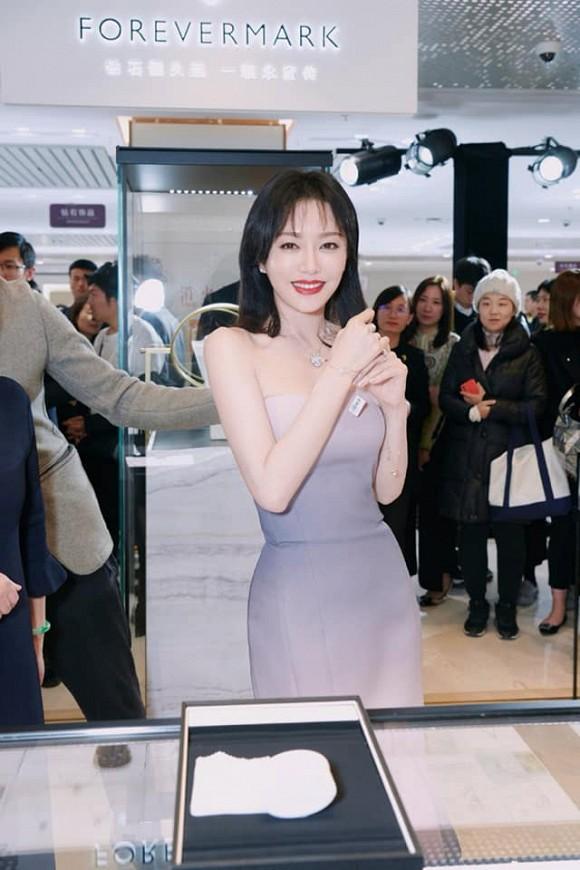 Mới bị chê lên đồ dìm dáng, Tần Lam đã tái xuất với body nóng bỏng khiến dân tình xịt máu mũi-5