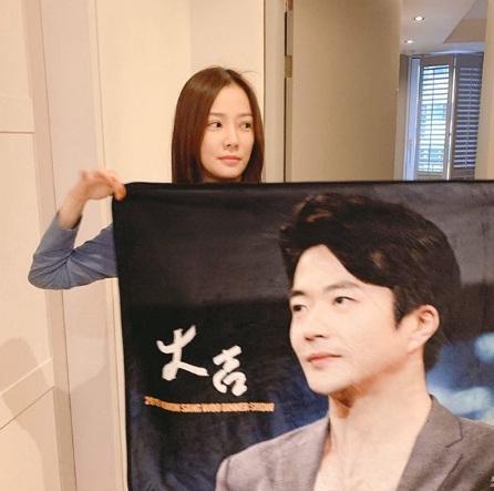 Son Tae Young hài hước chia sẻ hình ảnh món quà được nhận từ ông xã Kwon Sang Woo, chính là chiếc chăn có in hình mặt anh.