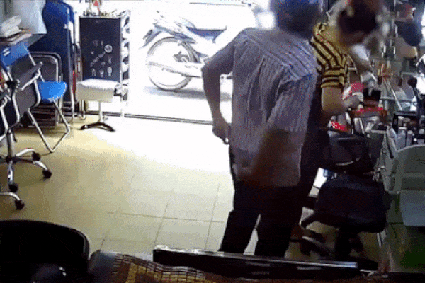 Clip: Vào cắt tóc, ông chú tiện tay thó ngay điện thoại, cô gái hỏi 1 câu phải nhả ra vội-1