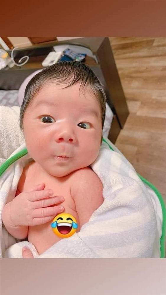 Em bé có khuôn mặt kháu nhất hôm nay: Chùm ảnh chu môi, ôm tim khiến dân mạng thích thú-1