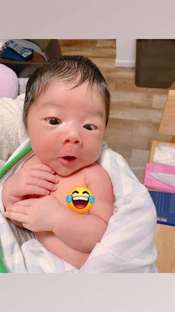 Em bé có khuôn mặt kháu nhất hôm nay: Chùm ảnh chu môi, ôm tim khiến dân mạng thích thú-2