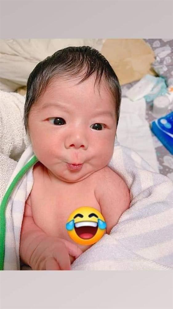 Em bé có khuôn mặt kháu nhất hôm nay: Chùm ảnh chu môi, ôm tim khiến dân mạng thích thú-3