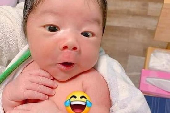 Em bé có khuôn mặt kháu nhất hôm nay: Chùm ảnh chu môi, ôm tim khiến dân mạng thích thú