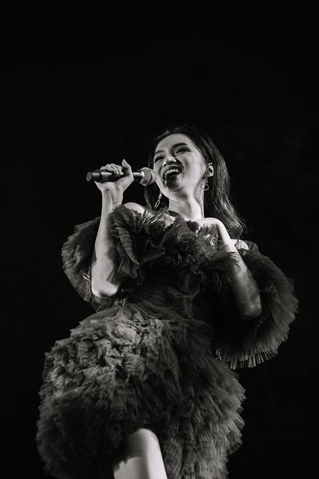 Hương Giang trấn an fan sau khi nén đau đứng hát trên sân khấu-2