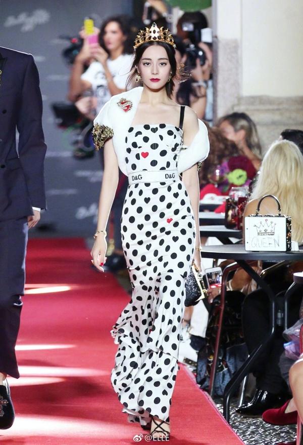 Một năm đáng buồn của Địch Lệ Nhiệt Ba: Chia tay D&G là bơ vơ, bấu víu Louis Vuitton nhưng có thành công?-1