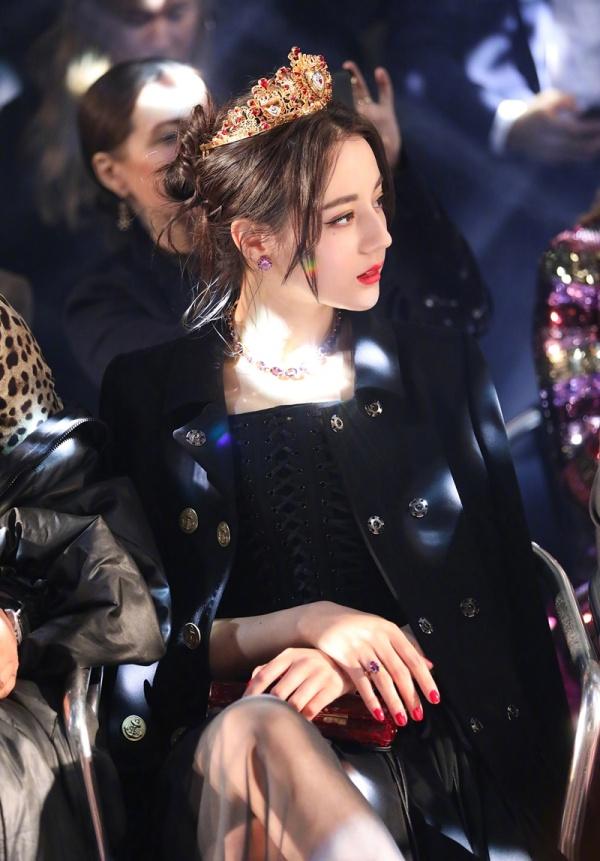 Một năm đáng buồn của Địch Lệ Nhiệt Ba: Chia tay D&G là bơ vơ, bấu víu Louis Vuitton nhưng có thành công?-3