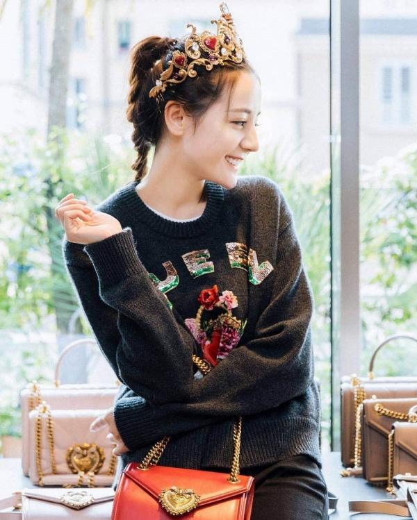 Một năm đáng buồn của Địch Lệ Nhiệt Ba: Chia tay D&G là bơ vơ, bấu víu Louis Vuitton nhưng có thành công?-4