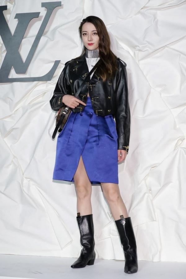 Một năm đáng buồn của Địch Lệ Nhiệt Ba: Chia tay D&G là bơ vơ, bấu víu Louis Vuitton nhưng có thành công?-7