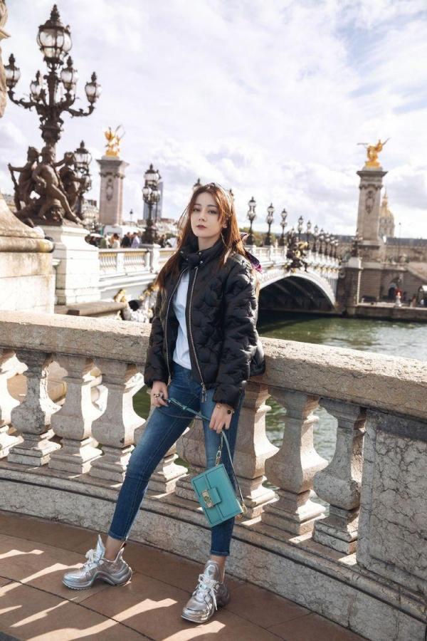 Một năm đáng buồn của Địch Lệ Nhiệt Ba: Chia tay D&G là bơ vơ, bấu víu Louis Vuitton nhưng có thành công?-9
