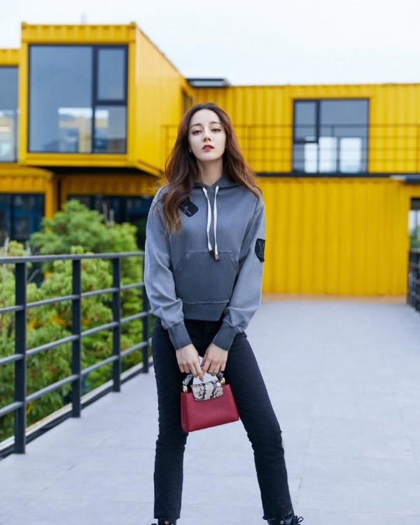 Một năm đáng buồn của Địch Lệ Nhiệt Ba: Chia tay D&G là bơ vơ, bấu víu Louis Vuitton nhưng có thành công?-12