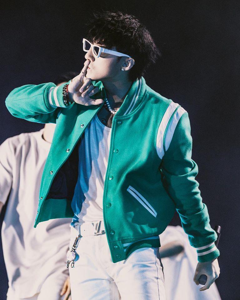 Chịu chơi như Sơn Tùng: Sắm liền tay cả lô áo hiệu cùng một mẫu về mặc dần-1