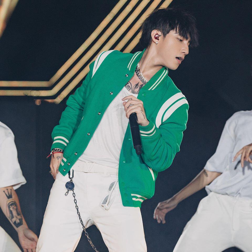 Chịu chơi như Sơn Tùng: Sắm liền tay cả lô áo hiệu cùng một mẫu về mặc dần-4