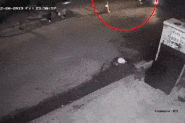 Clip: Hú hồn thợ sửa ống nước thụt đầu xuống cống khi ô tô lao đến như tên bắn giữa Hà Nội-1