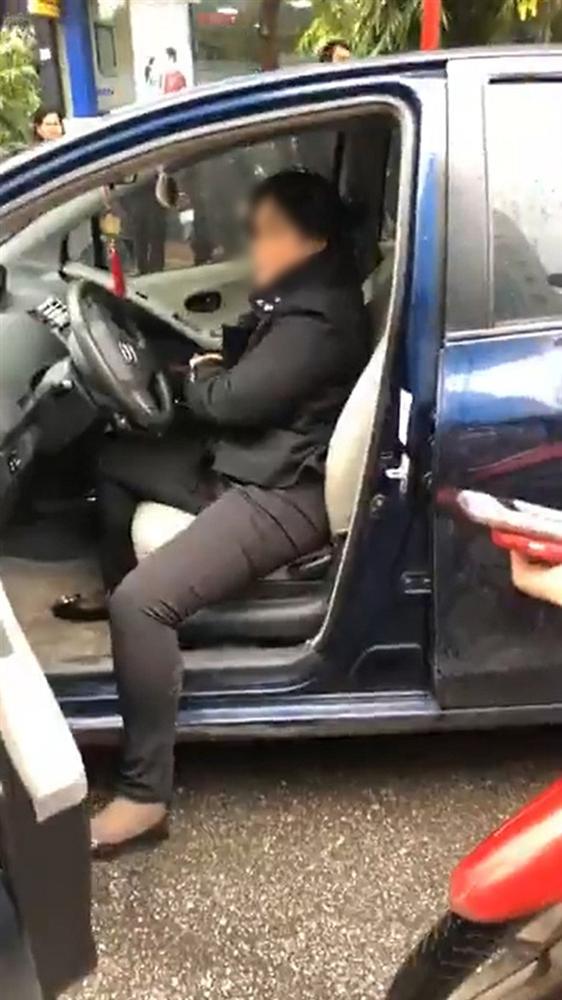 Nữ tài xế đâm trúng 2 mẹ con đi xe máy, đã không xin lỗi còn thách thức: Mày gọi trưởng công an quận tao cho mày luôn số, mày gọi đi-2