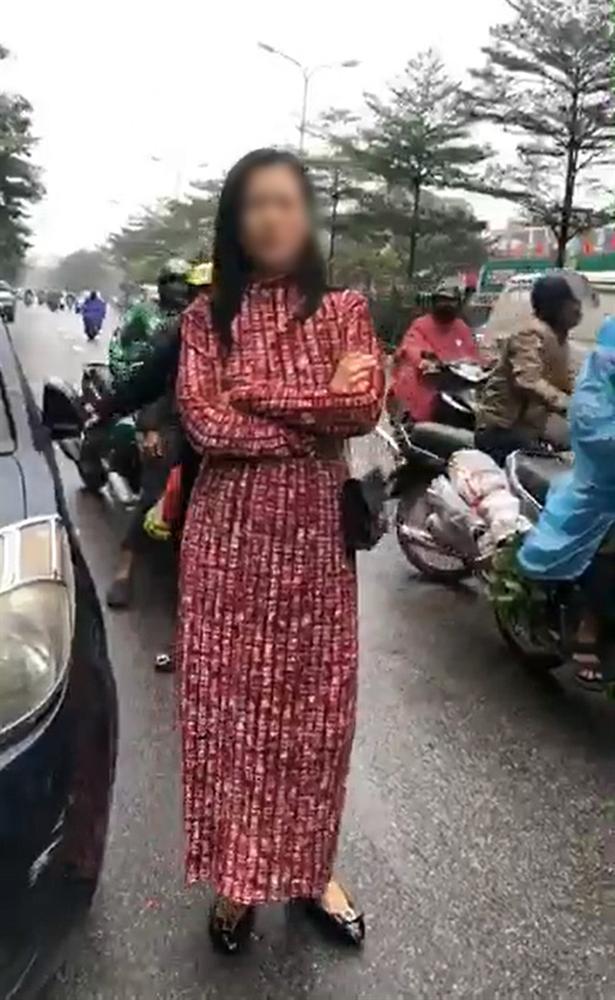 Nữ tài xế đâm trúng 2 mẹ con đi xe máy, đã không xin lỗi còn thách thức: Mày gọi trưởng công an quận tao cho mày luôn số, mày gọi đi-3