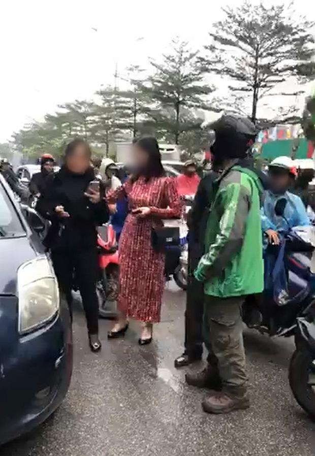 Nữ tài xế đâm trúng 2 mẹ con đi xe máy, đã không xin lỗi còn thách thức: Mày gọi trưởng công an quận tao cho mày luôn số, mày gọi đi-4