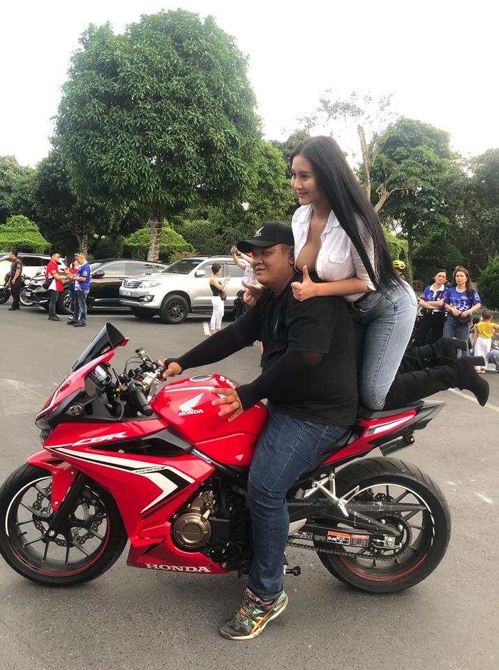 Người mẫu lộ ngực gây sốc ở triển lãm ô tô tái xuất Đại hội Motor miền Tây-4