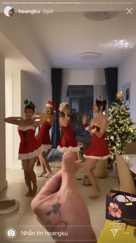 Chi Pu cùng hội Chị chị em em hóa trang mùa Noel cực sexy-5