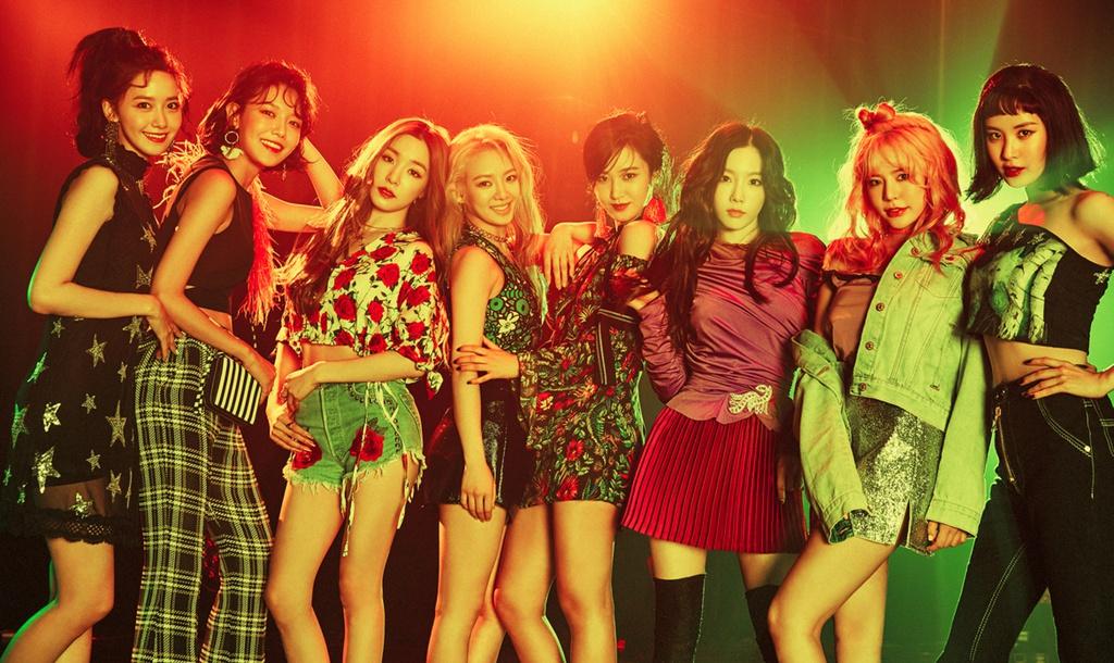 SNSD: Ngay từ khi ra mắt với album đầu tay Into the New World, SNSD đã bán được 200.000 bản. Sau đó, bản hit Gee giúp các cô gái nhận đến 14 chiến thắng trên show âm nhạc, đồng thời trở thành 