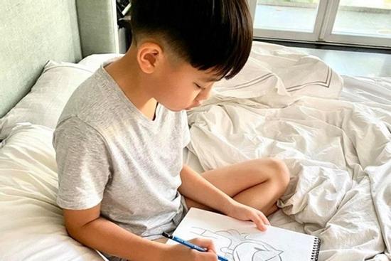 Bất ngờ trước hình ảnh Hà Hồ do chính tay con trai vẽ tặng mẹ