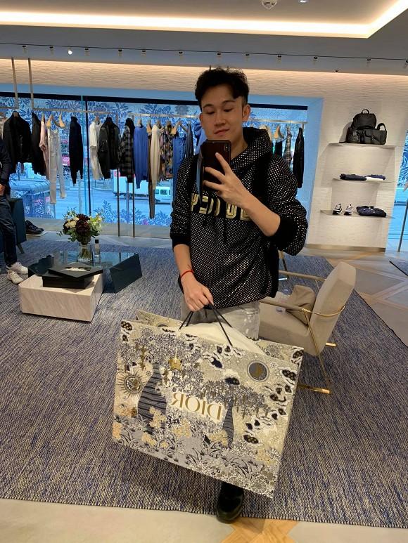 Sướng như Dương Triệu Vũ khi được người yêu tặng quà giáng sinh cả trăm triệu lại còn ép phải nhận-1