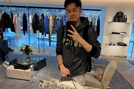 Sướng như Dương Triệu Vũ khi được người yêu tặng quà giáng sinh cả trăm triệu lại còn ép phải nhận