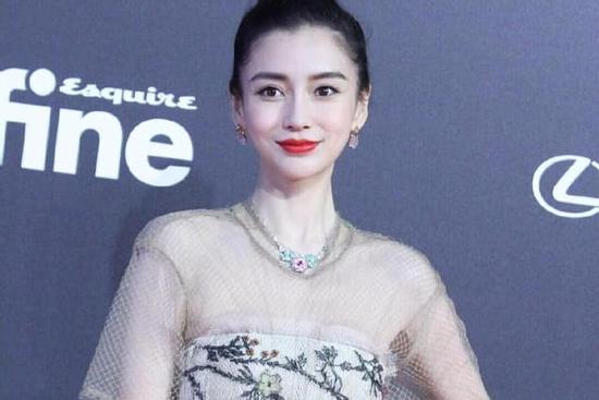 Angela Baby liên tục che chắn bụng giữa tin đồn mang thai lần hai