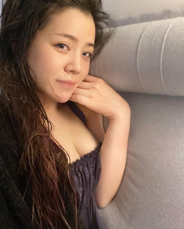 Thả nhẹ bức ảnh đầu xù tóc rối, em gái Ông Cao Thắng giật spotlight với nhan sắc đẹp bất chấp phấn son-2