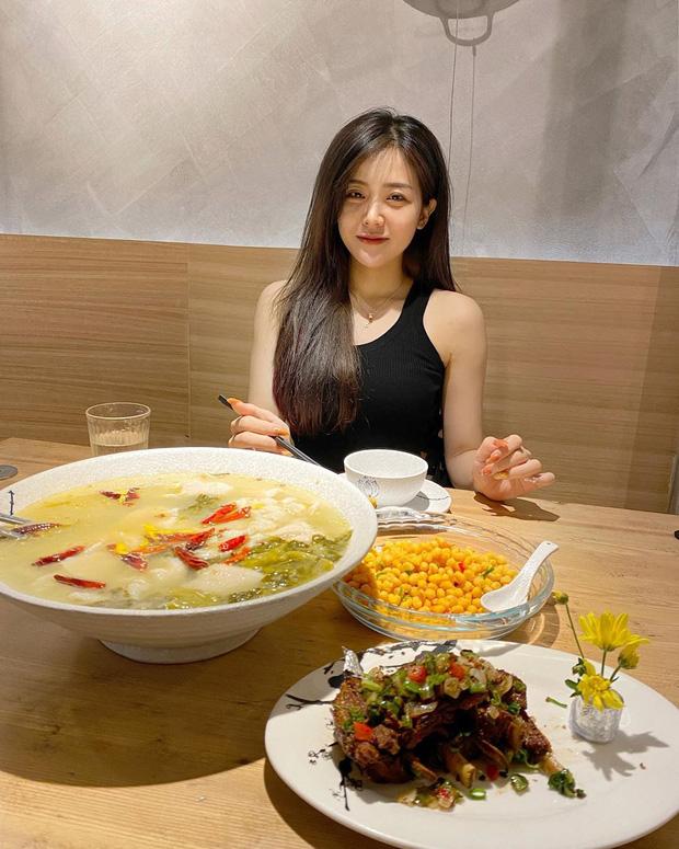 Thả nhẹ bức ảnh đầu xù tóc rối, em gái Ông Cao Thắng giật spotlight với nhan sắc đẹp bất chấp phấn son-3