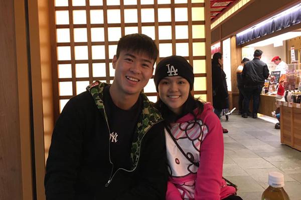 HOT: Đỗ Duy Mạnh cầu hôn bạn gái hotgirl ở phố đi bộ TP. HCM, hứa hẹn đám cưới siêu khổng lồ-4