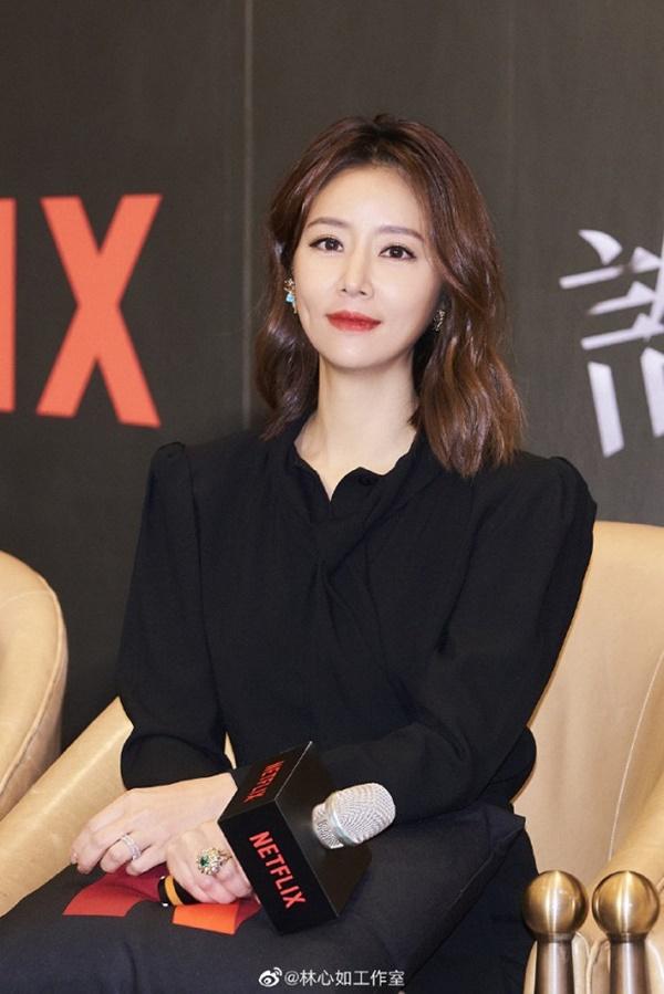 Dính tin đồn bị Hoắc Kiến Hoa đánh đập, Lâm Tâm Như đi làm công nhân vệ sinh-4