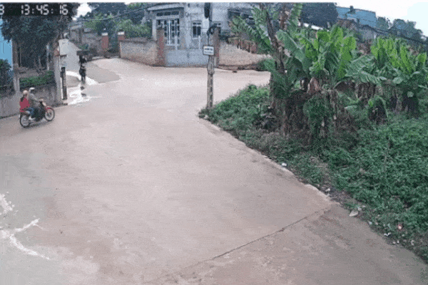 Clip: Khó hiểu nhìn nữ tài xế húc văng cửa cuốn một cửa hàng, màn lùi xe càng khủng khiếp hơn-6