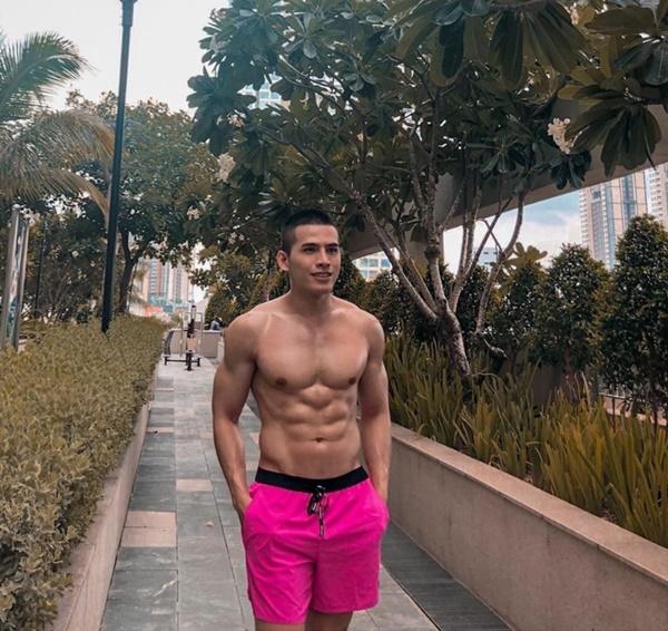 Quốc Thiên được mệnh danh là ca sĩ chăm chỉ khoe body nhất showbiz Việt, anh không ngại khoe thân ngay khi trên phố khép lại tin sao Việt.