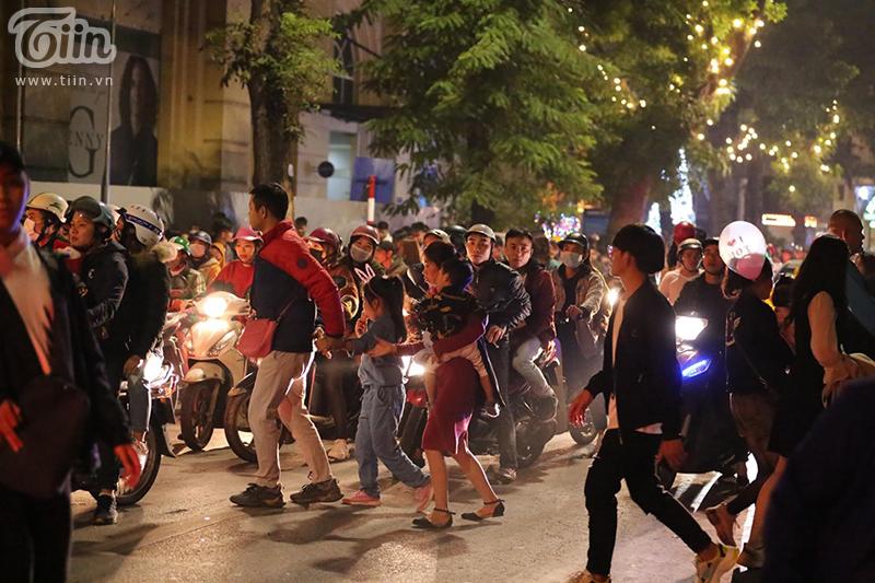 Đường phố Hà Nội - Sài Gòn đông ná thở đêm Giáng sinh-1