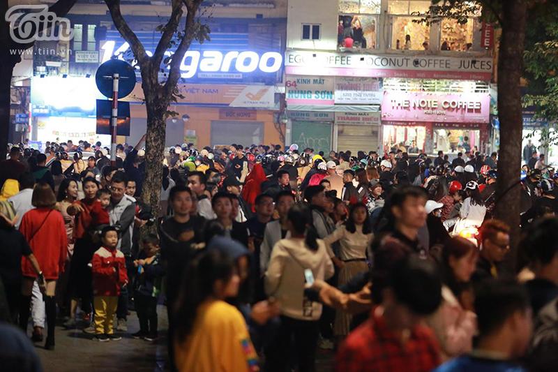 Đường phố Hà Nội - Sài Gòn đông ná thở đêm Giáng sinh-3