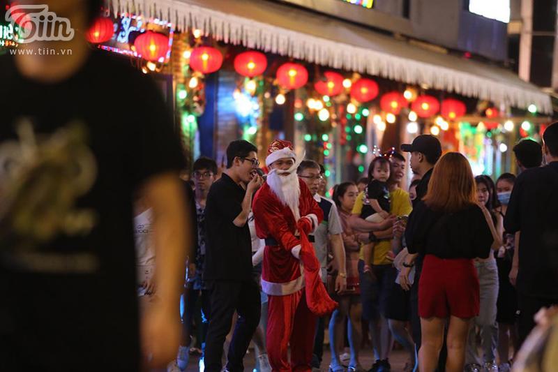 Đường phố Hà Nội - Sài Gòn đông ná thở đêm Giáng sinh-8