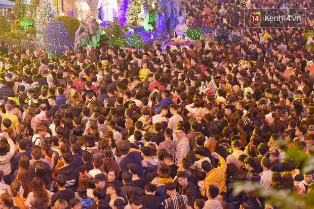 Bức ảnh minh chứng rõ nhất về độ chịu chơi của người dân Hà Nội: Đêm Noel đông đến mấy cũng ra đường!-1